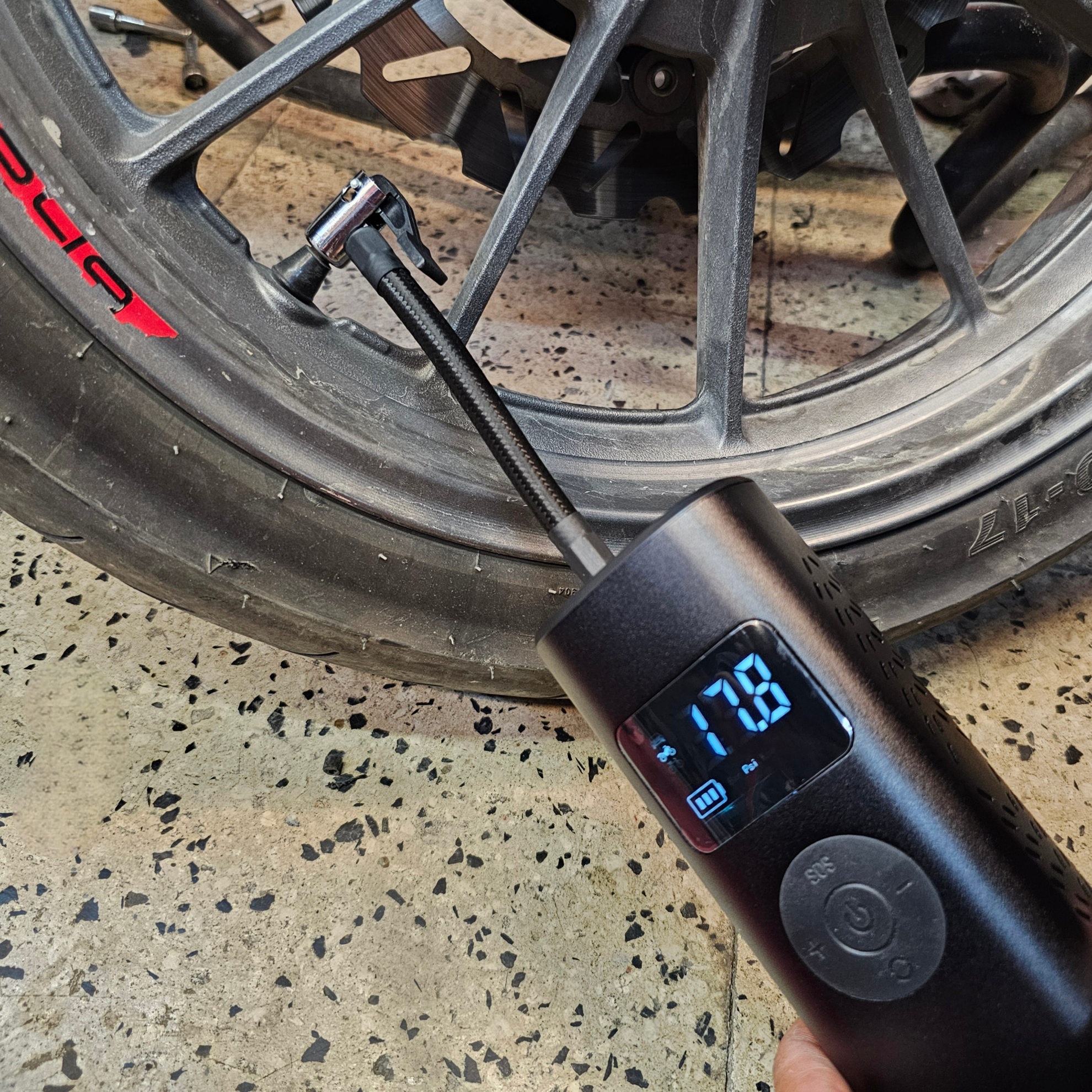 تصویر از پمپ باد شارژی طرح باسئوس