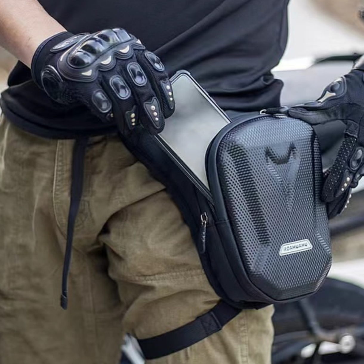 تصویر از کیف روی پای طرح کربنی