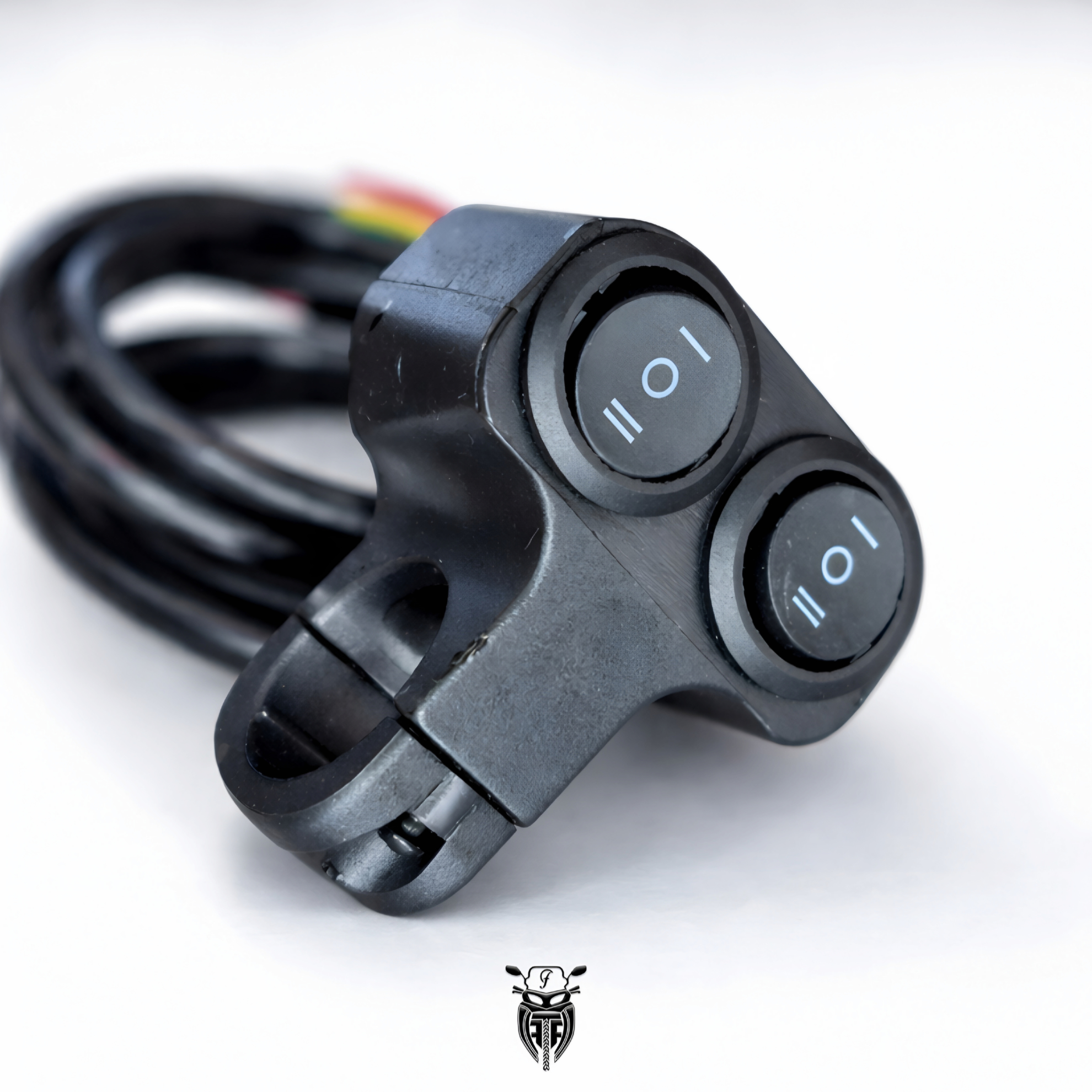 تصویر از کلید دوتایی روی لوله فرمان